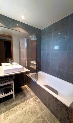 Modern Marina Apartment — 4-Star Luxury Hotel in Lagos, Portugal