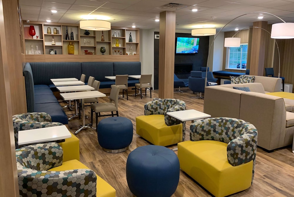 Microtel Inn & Suites by Wyndham Woodland Park - photo 2