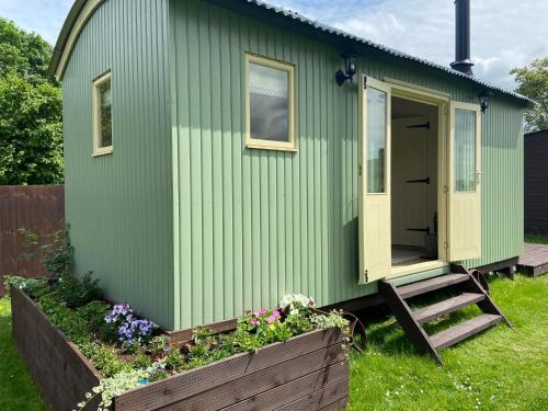 Willow Shepherd Hut - last minute hotel in Unknown City