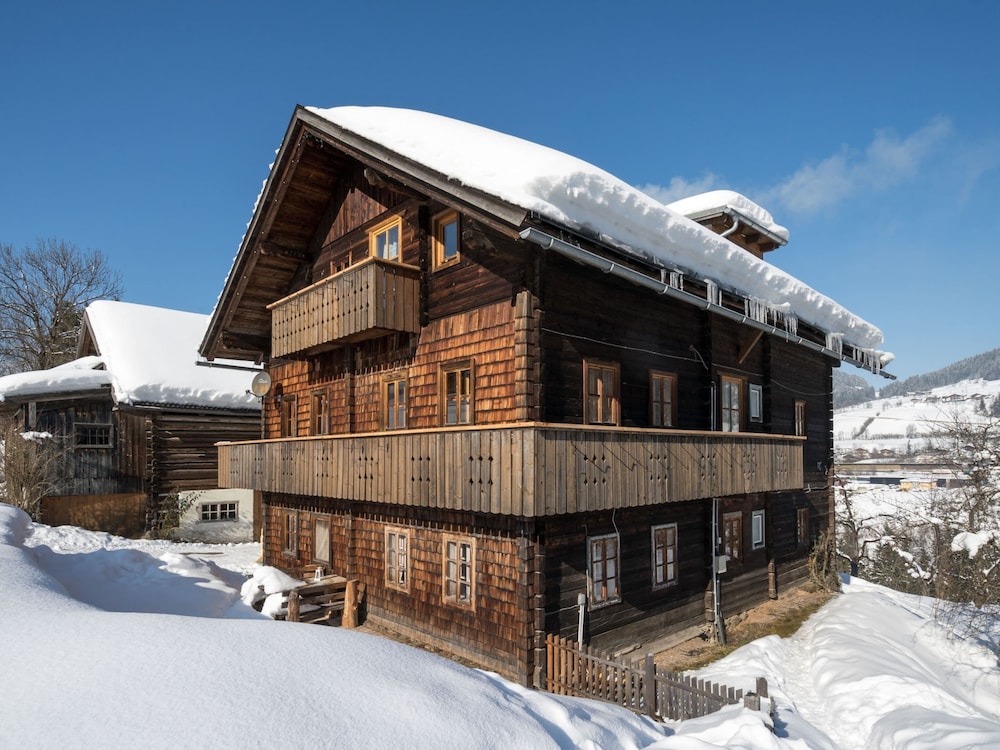 Sprawling Mansion near Ski Area in Salzburg — hotel in Eben Im Pongau