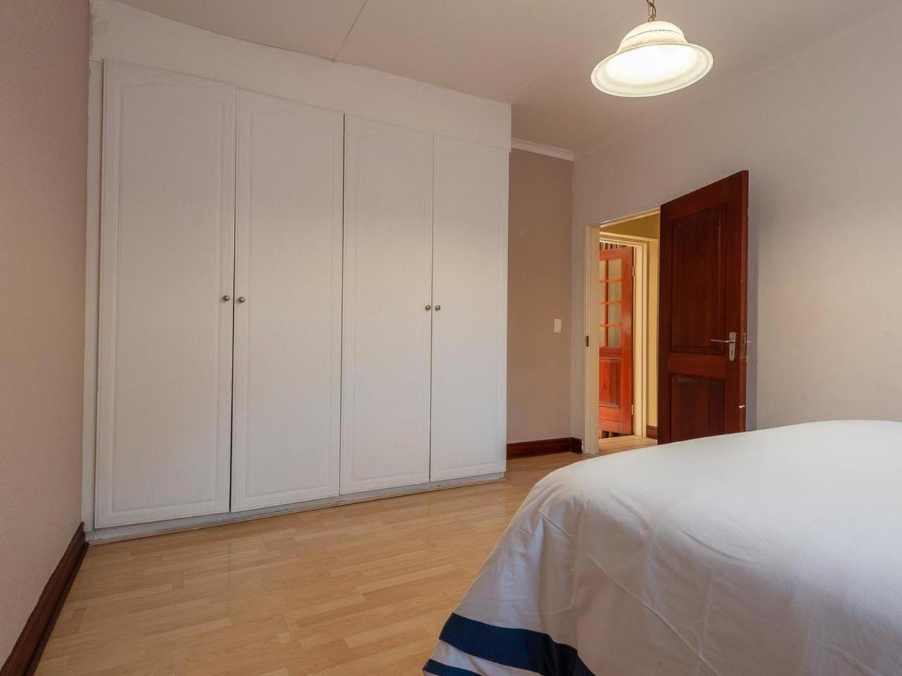 Global Properties - carbon neutral hotel in Unknown City
