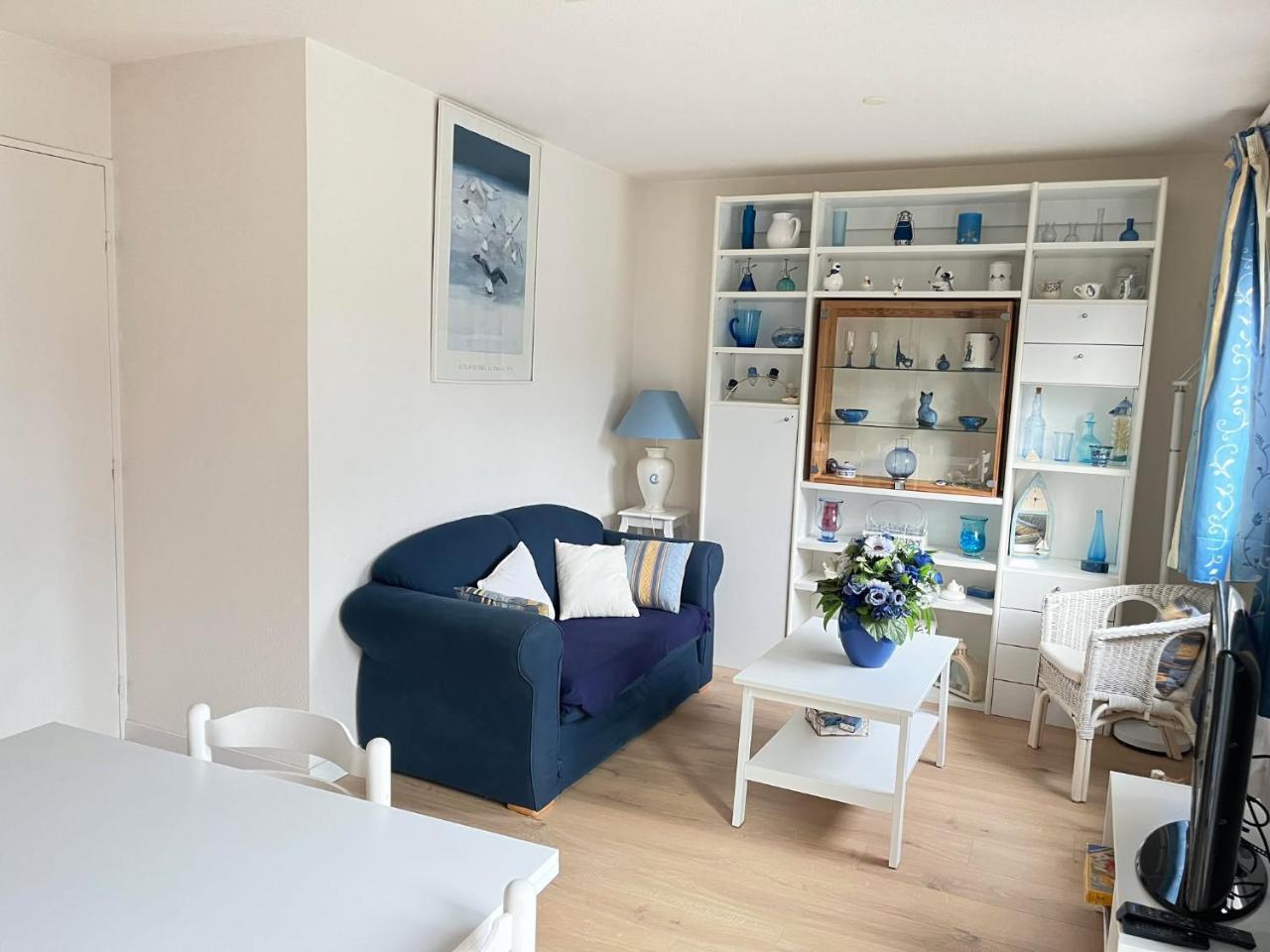 Marine Logement a 500m de la Plage Avec Son Balcon Vue Sur Le Jardin 4 Couchages Wifi Gratuite — hotel in Houlgate