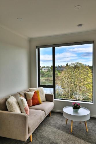 Amazing the Waikato River View Brand New Villa with 4 bedrooms — 4-Star Luxury Hotel in Hamilton, New Zealand