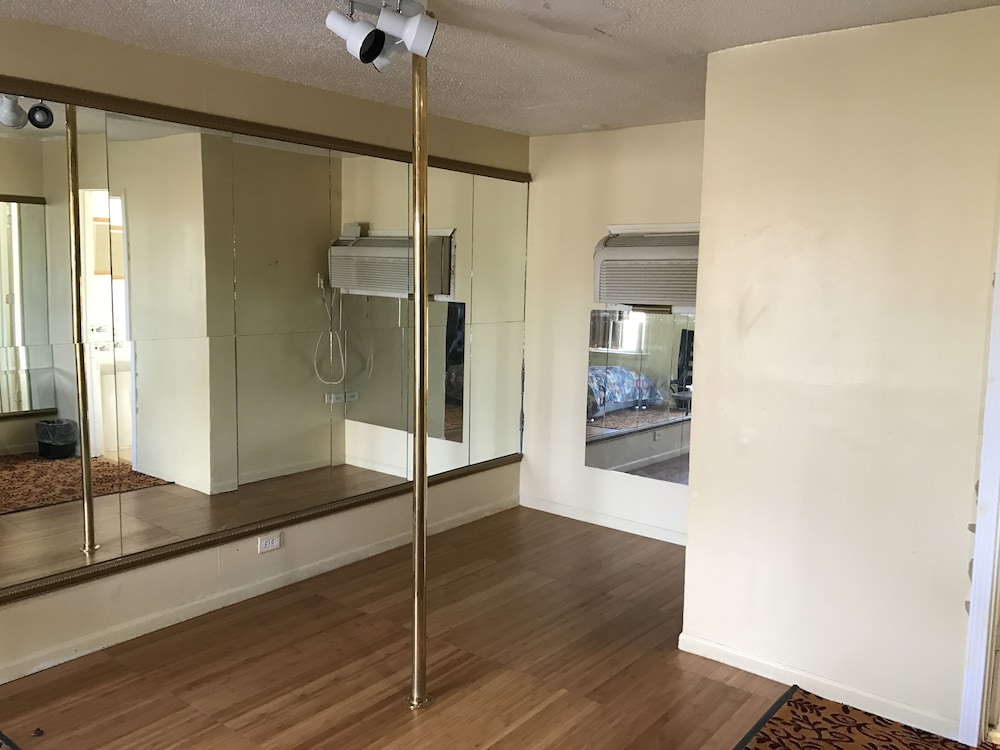 Presidential Inn & Suites - photo 11