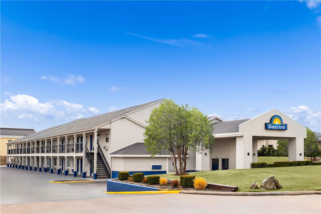 Days Inn by Wyndham Ardmore - photo 3