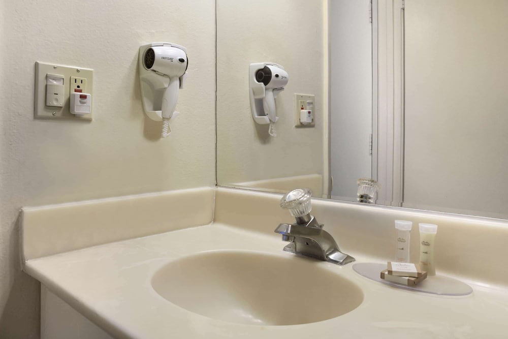 Howard Johnson by Wyndham Buena Park - photo 23