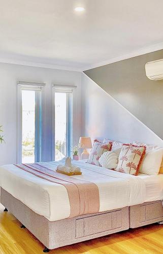 Modern Family Oasis 4BR Free Parking Steps to Shops & Train — 4-Star Luxury Hotel in Melbourne, Australia