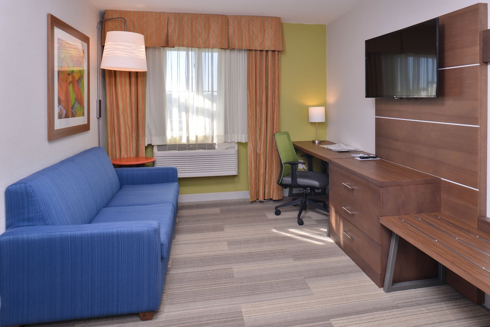 Holiday Inn Express and Suites Stevens Point an IHG Hotel - photo 5