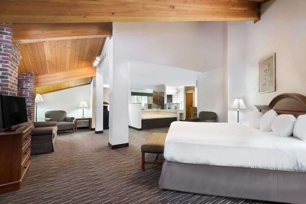Baymont by Wyndham Columbus Rickenbacker - photo 12