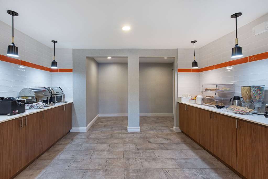 La Quinta Inn & Suites by Wyndham Nashville Airport - photo 27