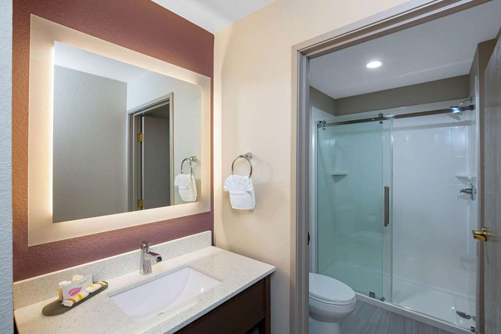 La Quinta Inn & Suites by Wyndham Las Vegas Nellis - photo 20