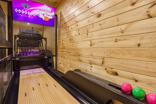 Midnight Bowling - carbon neutral hotel in Sevierville