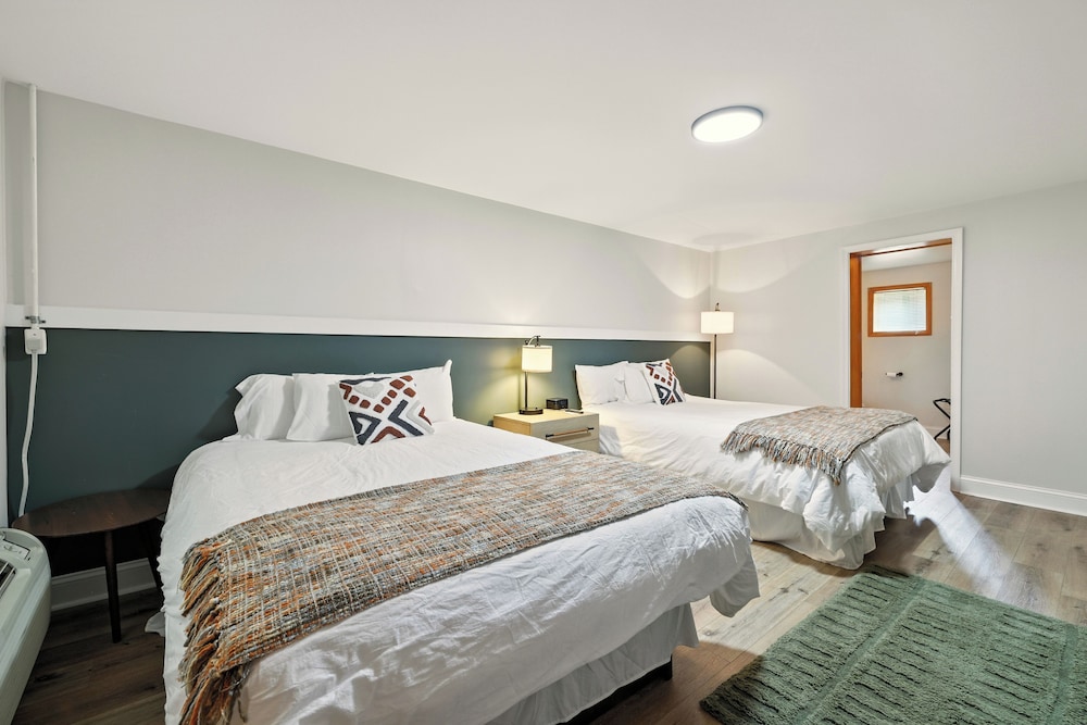 Hillside Motel LLC - photo 92