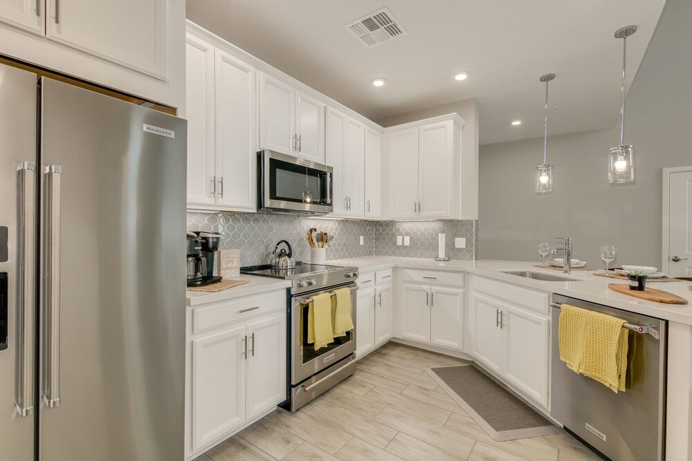 Penthouse BRAND NEW Cays at Ocotillo Lots of Upgrades 30 Night Minimum by RedAwning - photo 8