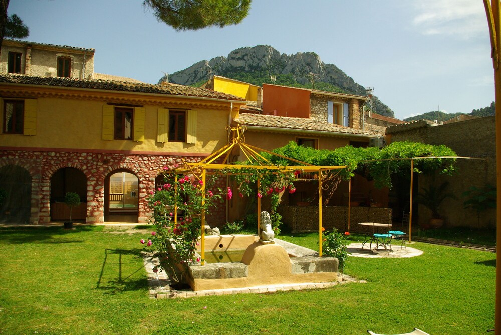 Les Arcades Le Lion D'or - carbon neutral hotel in Buis-Les-Baronnies
