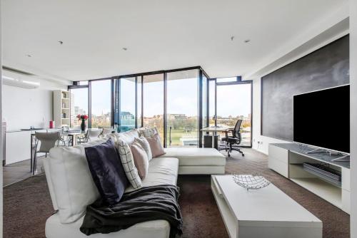 Digital Nomad Dreaming across from Albert Park — 4-Star Luxury Hotel in Melbourne, Australia