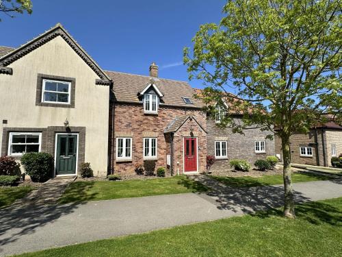 Lees Plaice Part of the The Bay Filey Holiday Village with pool gym and direct beach access pub restaurant tennis and meadows walks — 4-Star Luxury Hotel in Filey, United Kingdom