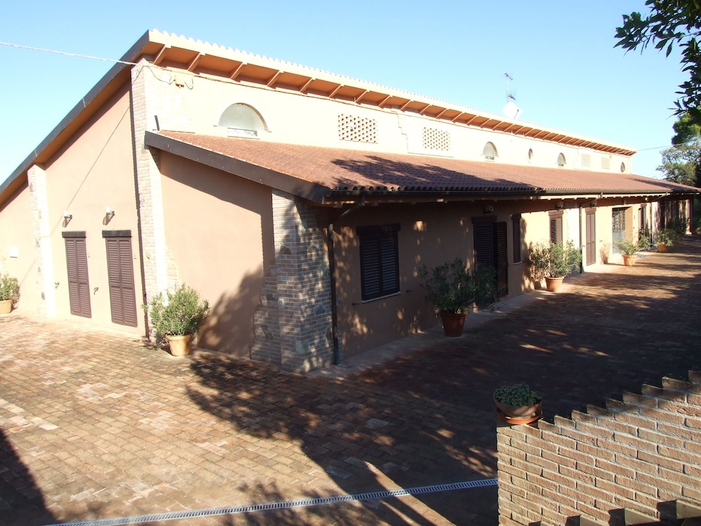 Double Twin Room Private Bathroom For Swimming Pool Use — hotel in Treia
