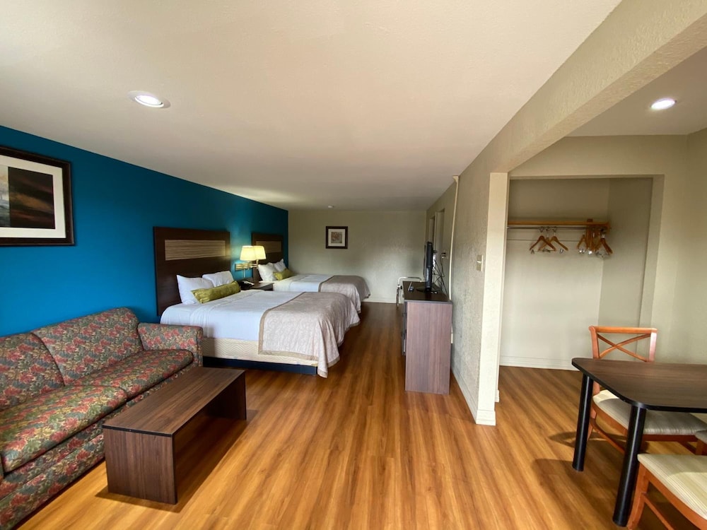 Stratford House Inn and Suites - photo 10