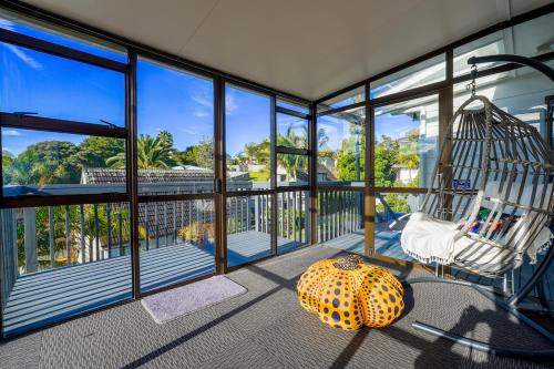 Sunny Stunner by the Sea Browns Bay Escape — 4-Star Luxury Hotel in Auckland, New Zealand