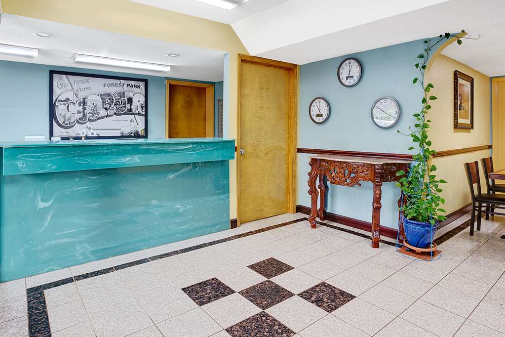 Super 8 by Wyndham Forest Park - photo 4