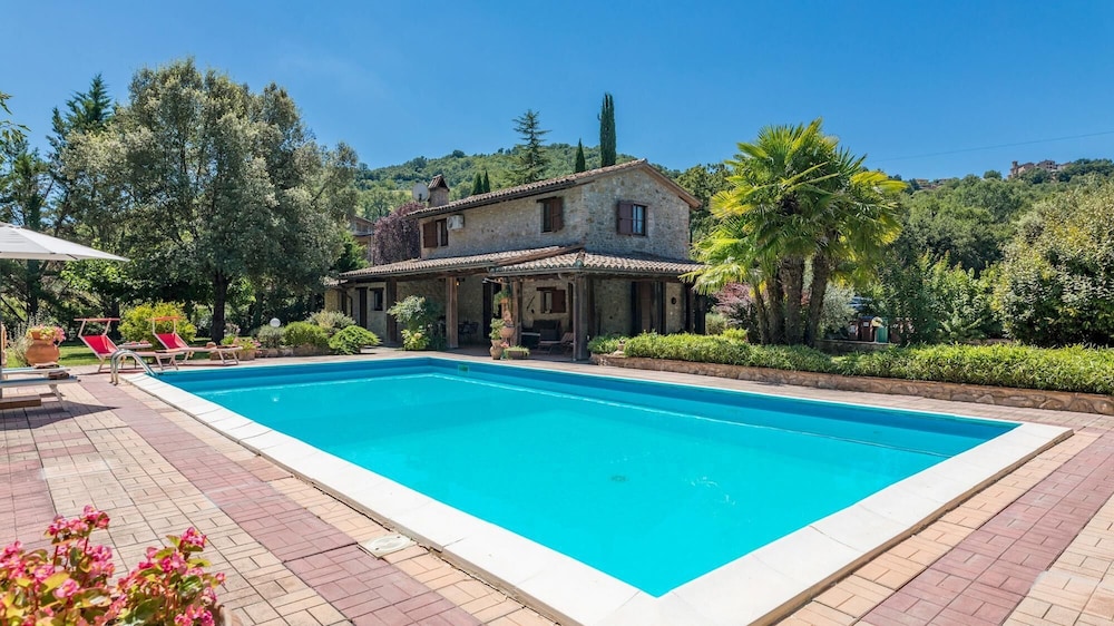 Dimora Alessandra 4 Emma Villas — 4-Star Luxury Hotel in Collazzone, Italy