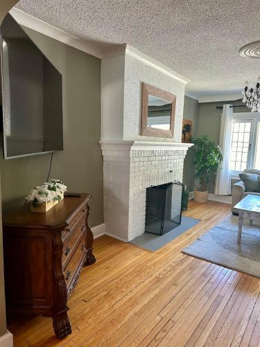 The Dows retreat with 2 car driveway in Ottawa, Canada