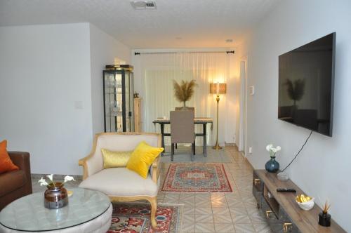 Contemporary 2BR Home Near Beach 5th Ave and Mercato — 4-Star Luxury Hotel in Naples, United States