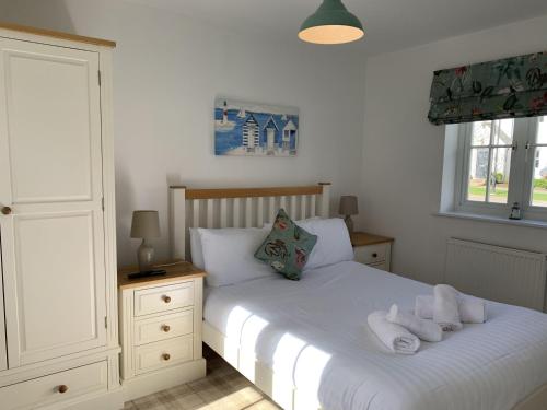 Family Tides The Bay 2 bedrooms patio garden parking nearby 2 dogs welcome