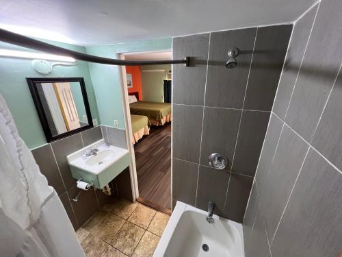 Town & Country Motel - photo 7