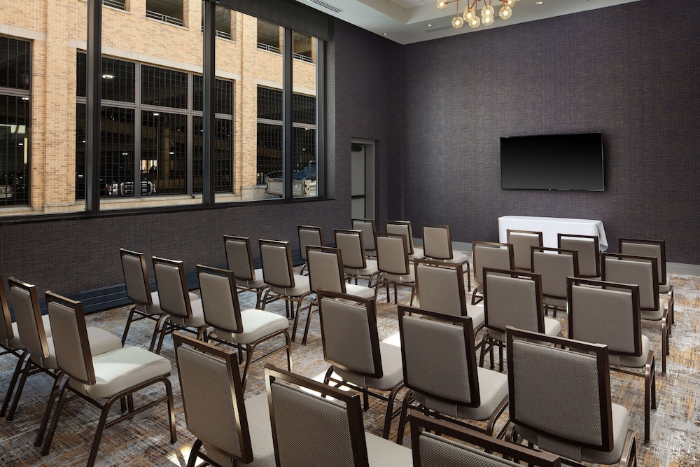 Embassy Suites by Hilton South Bend at Notre Dame - photo 31