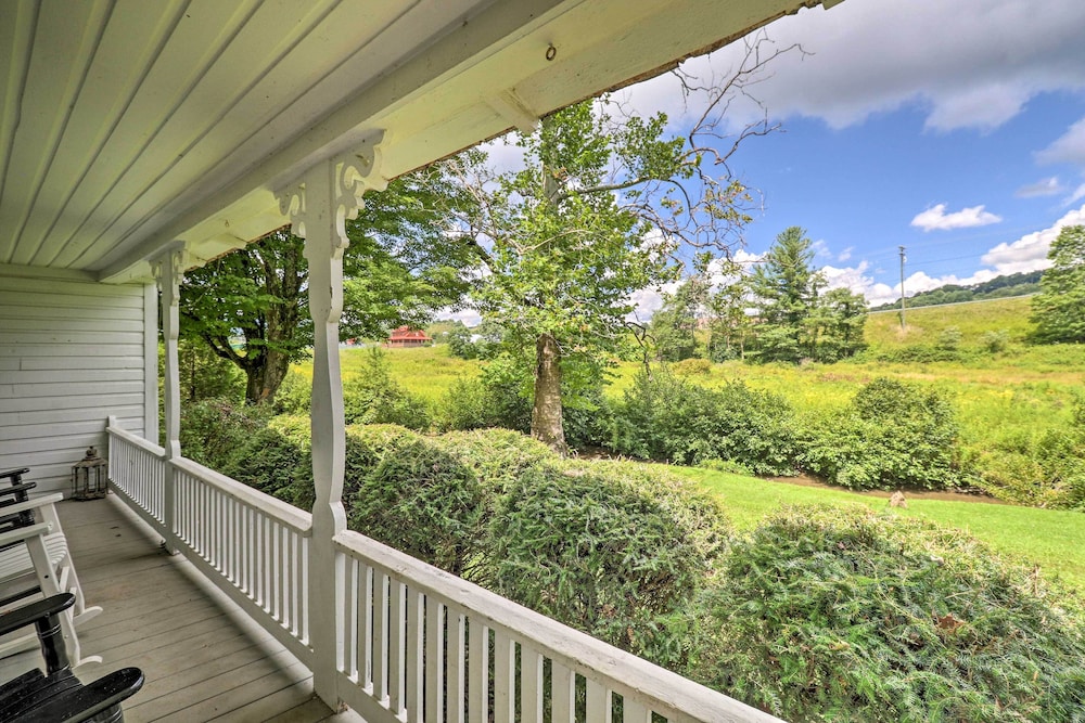 Lil Red Hen Cottage in the Boone Area with Hot Tub — 4-Star Luxury Hotel in West Jefferson, United States