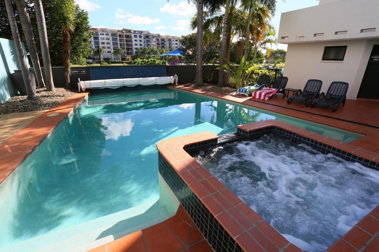 Ocean Views Top floor — 4-Star Luxury Hotel in Alexandra Headland, Australia