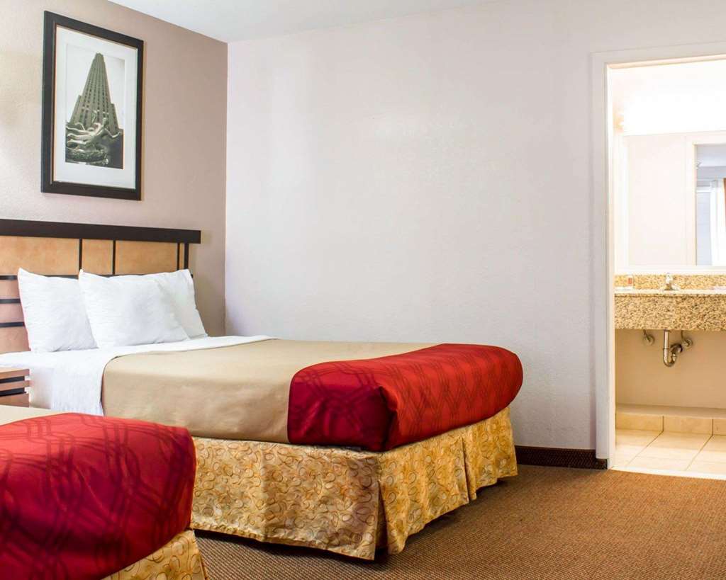 Econo Lodge Inn & Suites Colonie Center Mall - photo 12