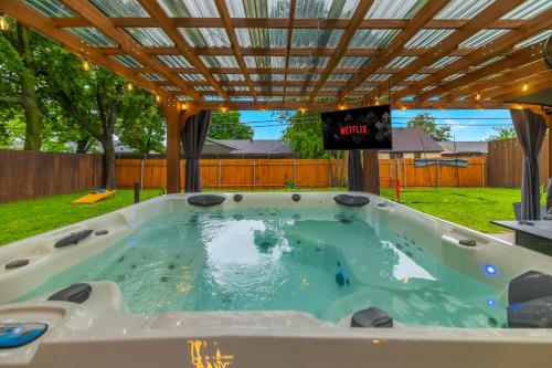 FIFA '26 World Cup Getaway with 7 people hot tub Dallas Area — 4-Star Luxury Hotel in Richardson, United States