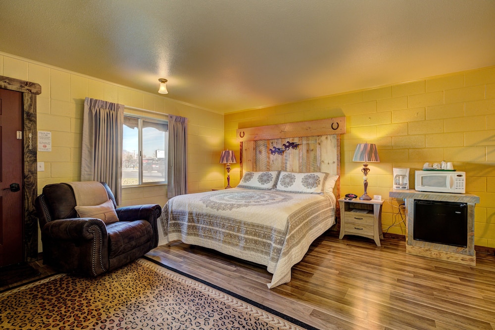 Holiday Motel and RV Park - photo 18