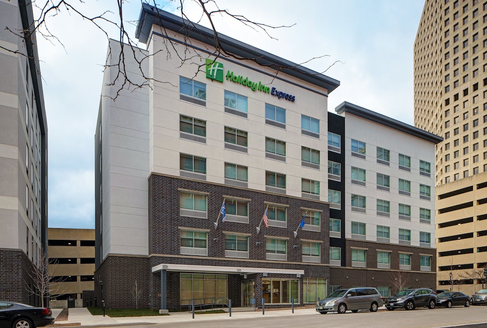 Holiday Inn Express Milwaukee Downtown by IHG - photo 47