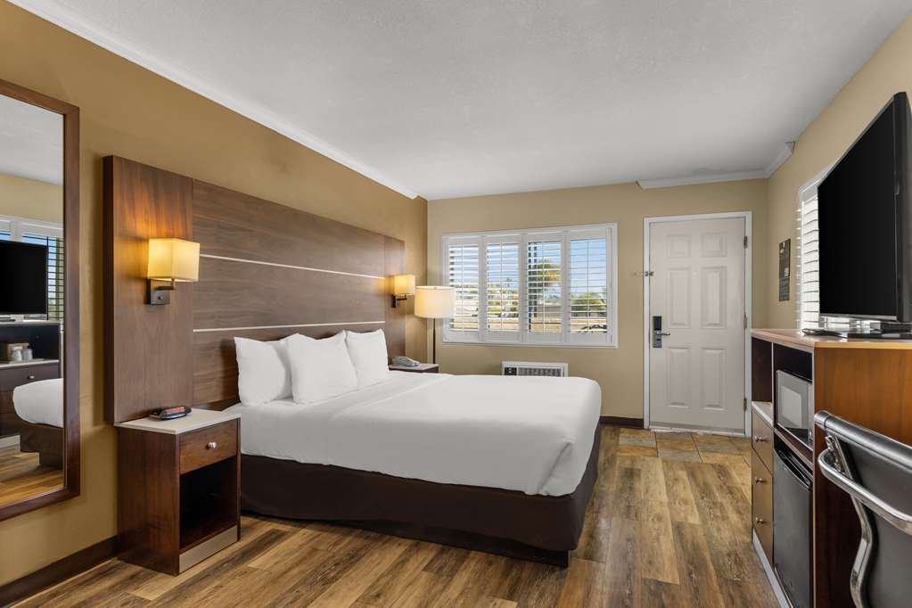 Comfort Inn San Diego Airport At The Harbor - photo 23