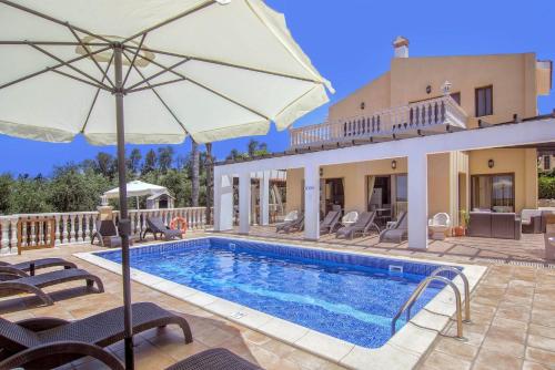 Fabulous Villa In Coral Bay Near Beach Amenities