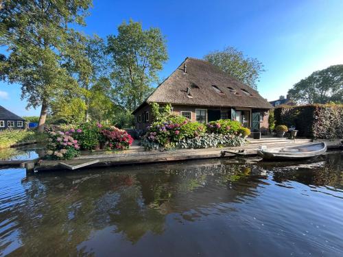 Plompeblad Suite Giethoorn — 4-Star Luxury Hotel in Giethoorn, Netherlands