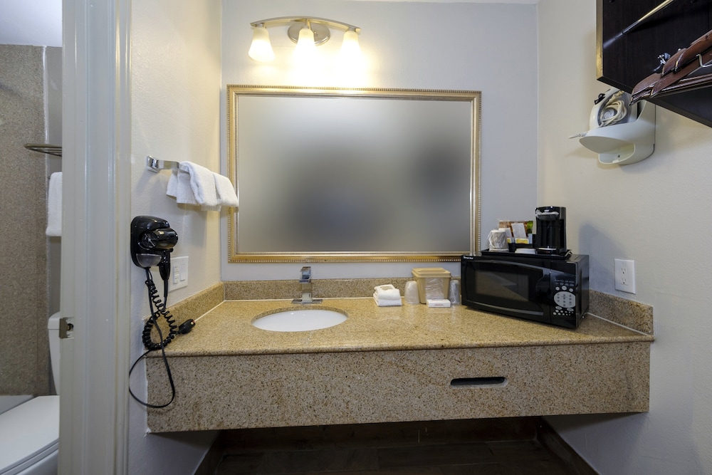 Red Roof Inn Arlington Entertainment District - photo 36