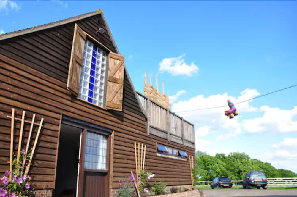 Yoghurt Rooms - carbon neutral hotel in East Grinstead