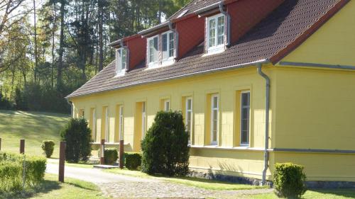 Gut Rattelvitz Parterre B hochwertig Sauna Kamin eTankstelle Spielscheune 15 000qm Parkland — 4-Star Luxury Hotel in Gingst, Germany
