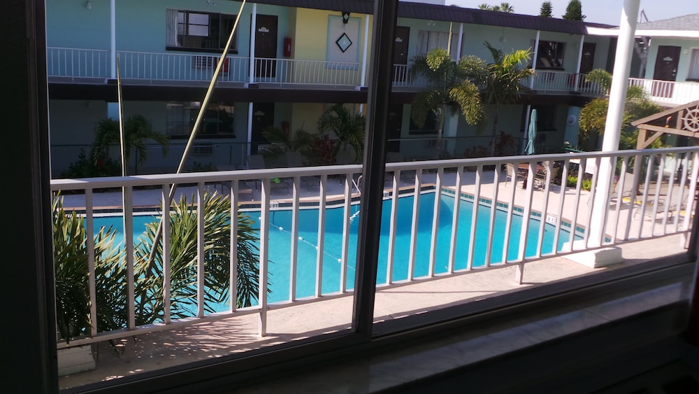 Island House Hotel - photo 26