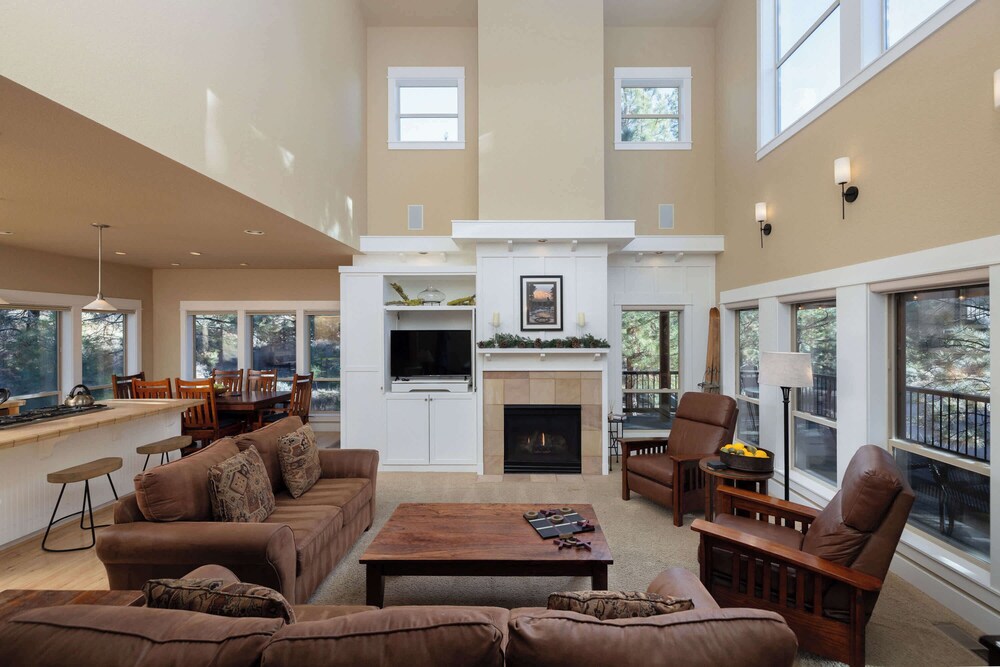 Big River Stately Stay for 8 in Bend, United States