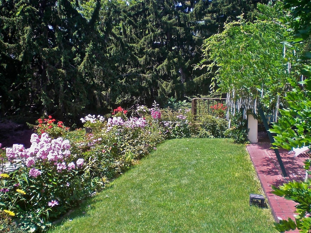 Whistler's Inn Bed & Breakfast - photo 48