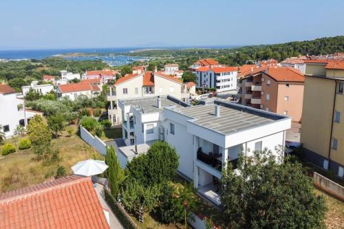 Modern apartment Alisa with a sea view — 4-Star Luxury Hotel in Liznjan, Croatia