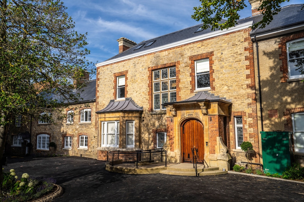 Old Abbey House — 4-Star Luxury Hotel in Abingdon, United Kingdom