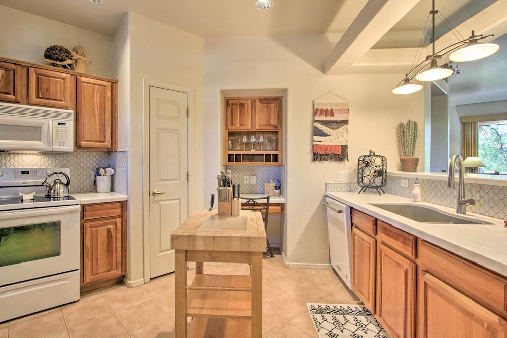 Scottsdale Condo w Balcony & Resort Amenities - photo 4