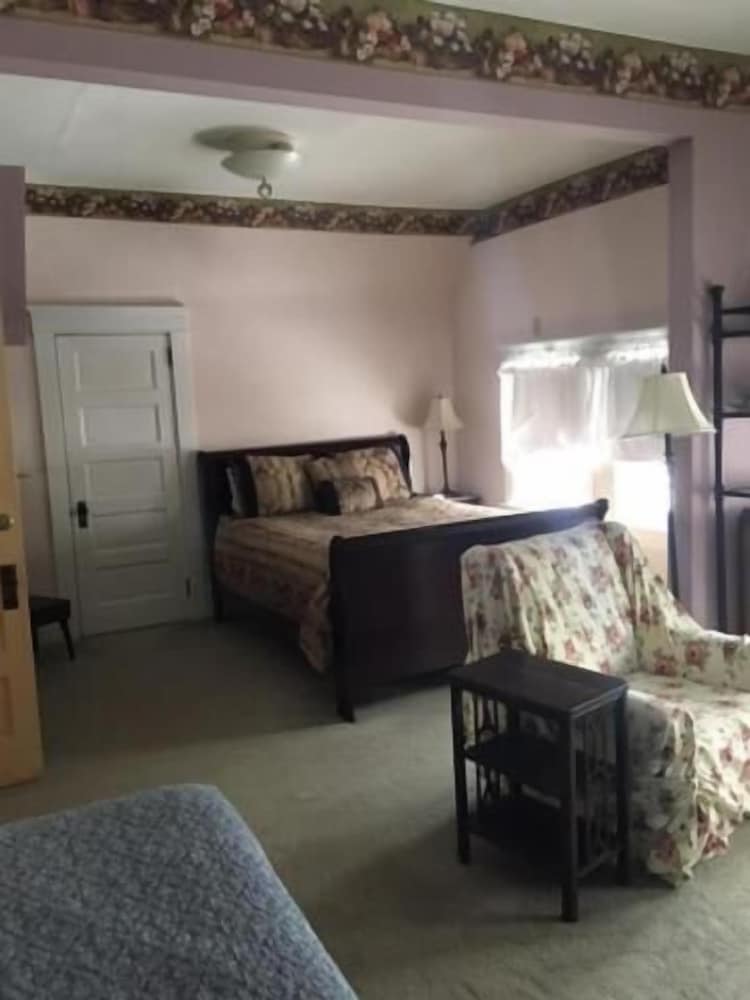 Victorian Charm Inn - photo 26